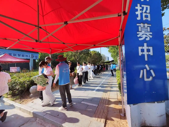融易盈 “忙3个月就能赚2万多元”，郑州富士康求职者排起几百米长队，每天多达数千人！95%来自河南本地
